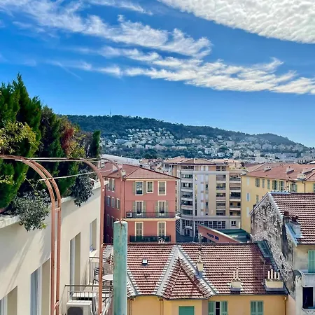 Risso - Charming One Bedroom With A Balcony شقة