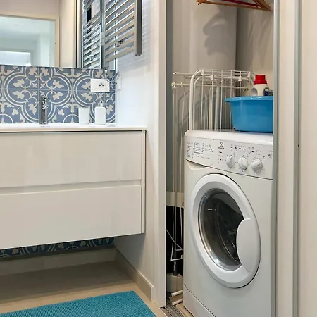 Risso - Charming One Bedroom With A Balcony شقة