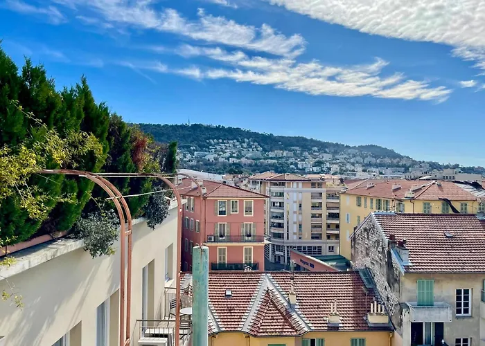 Risso - Charming One Bedroom With A Balcony شقة