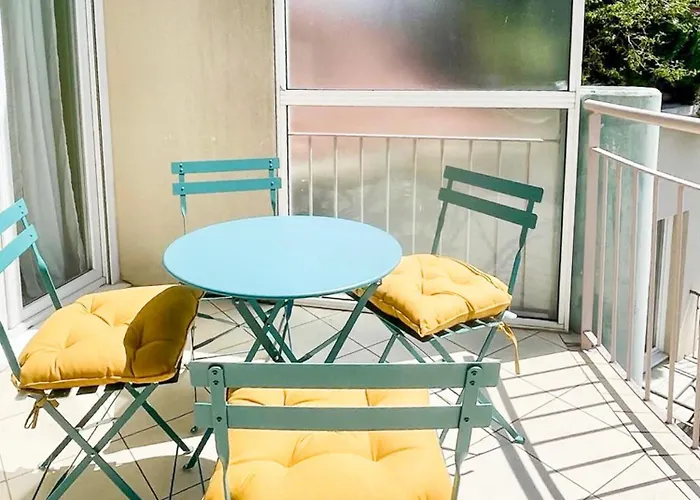 Risso - Charming One Bedroom With A Balcony شقة